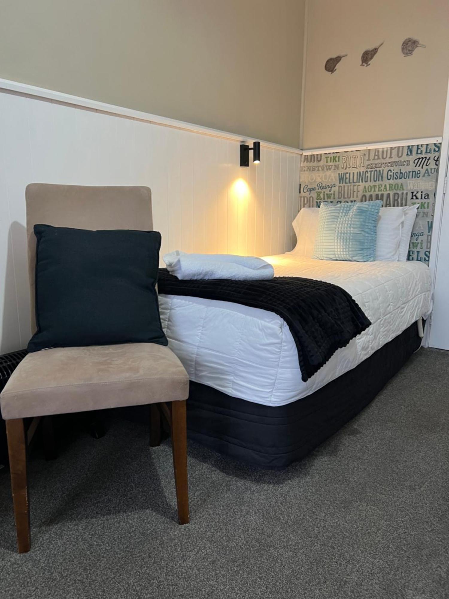 High Street Living Motel Пиктън Екстериор снимка