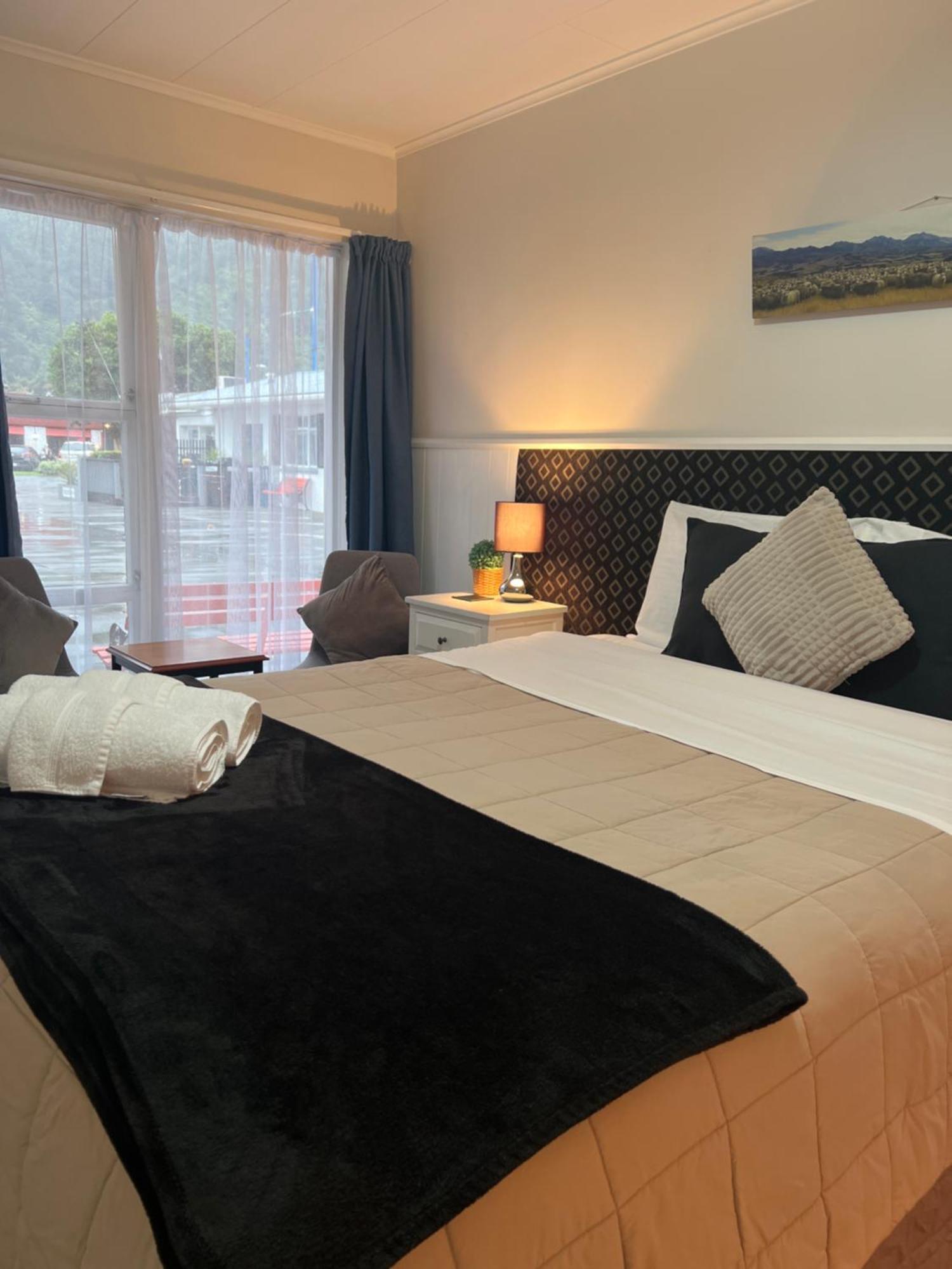High Street Living Motel Пиктън Екстериор снимка