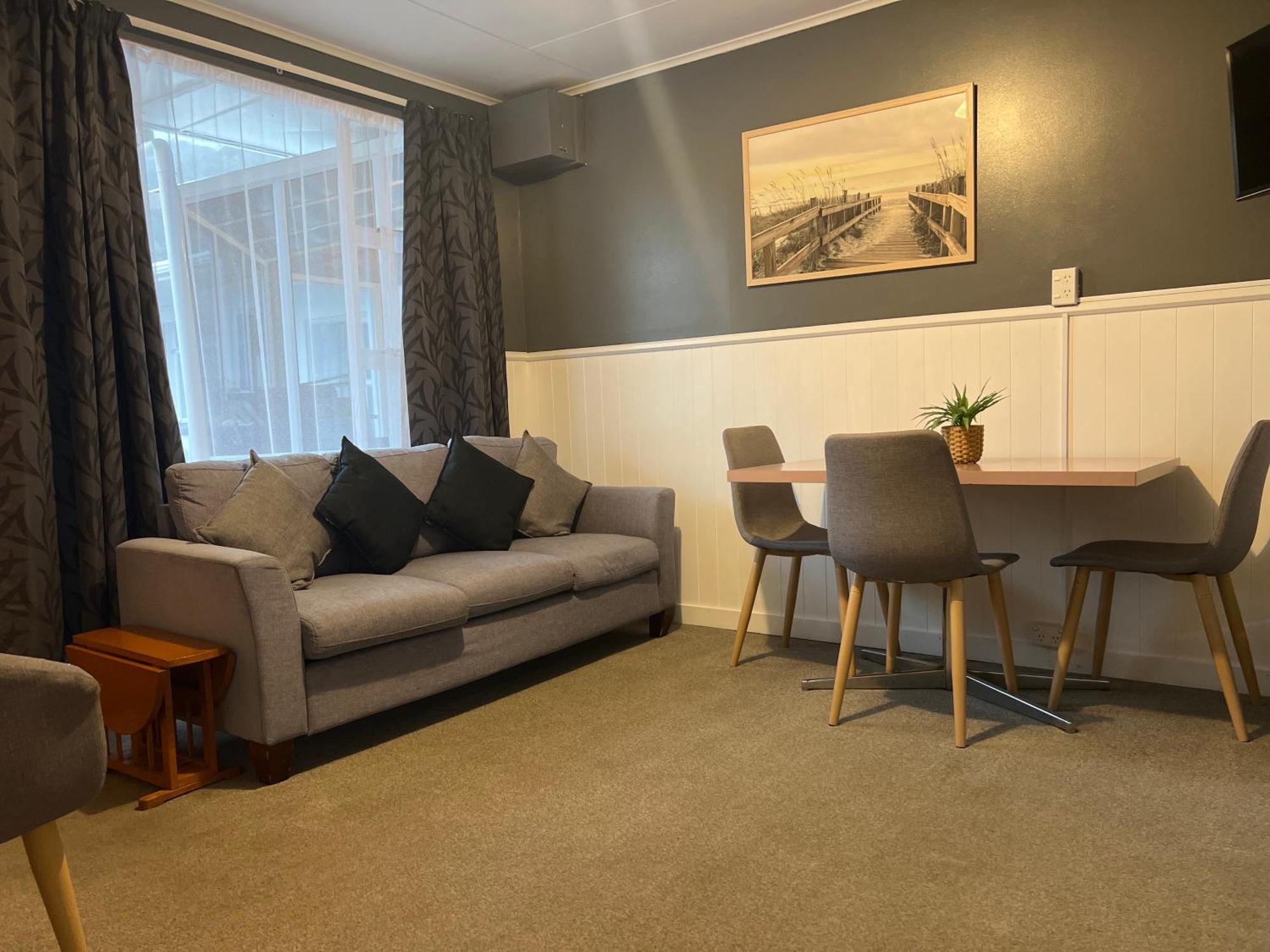 High Street Living Motel Пиктън Екстериор снимка