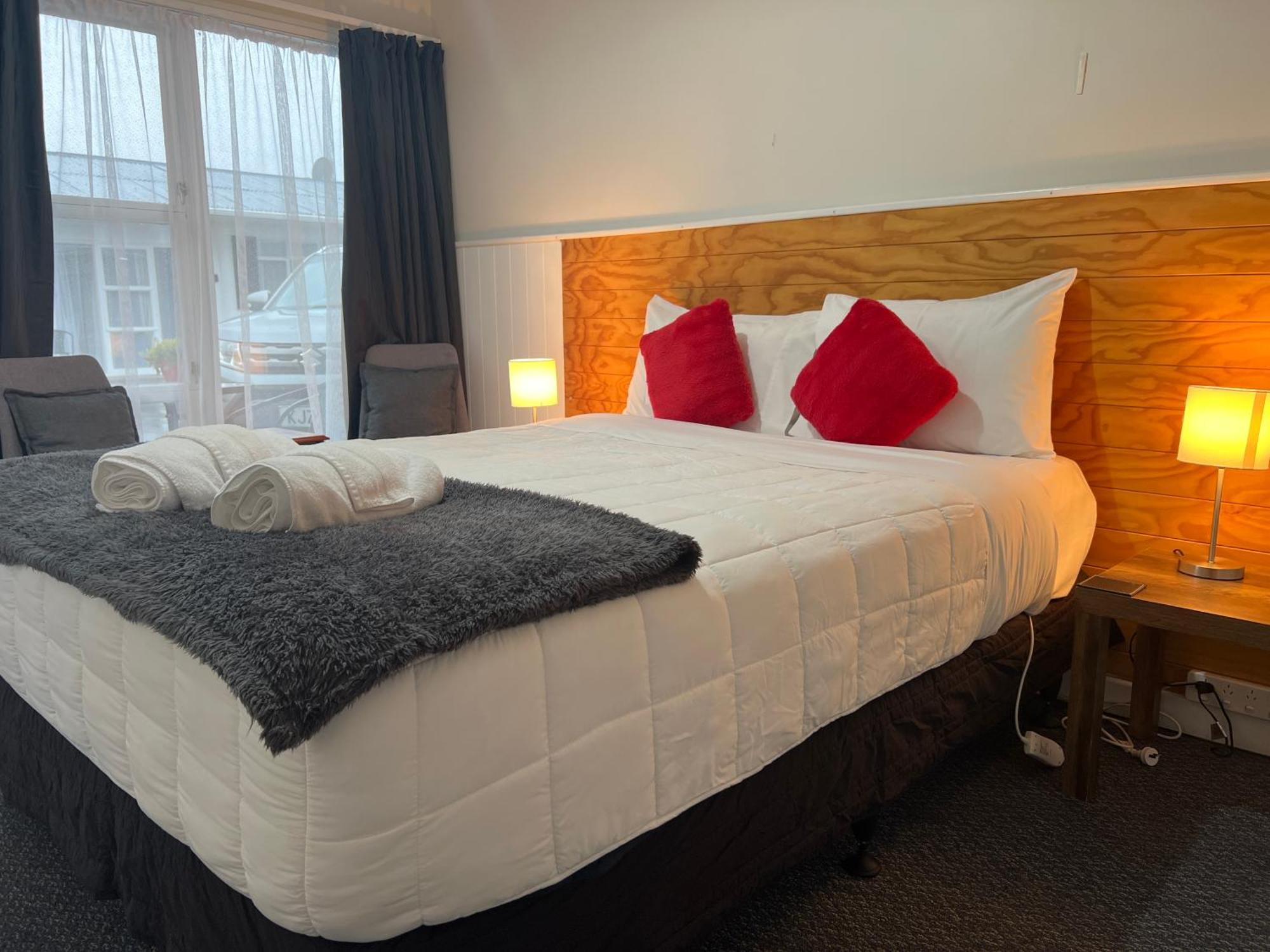 High Street Living Motel Пиктън Екстериор снимка