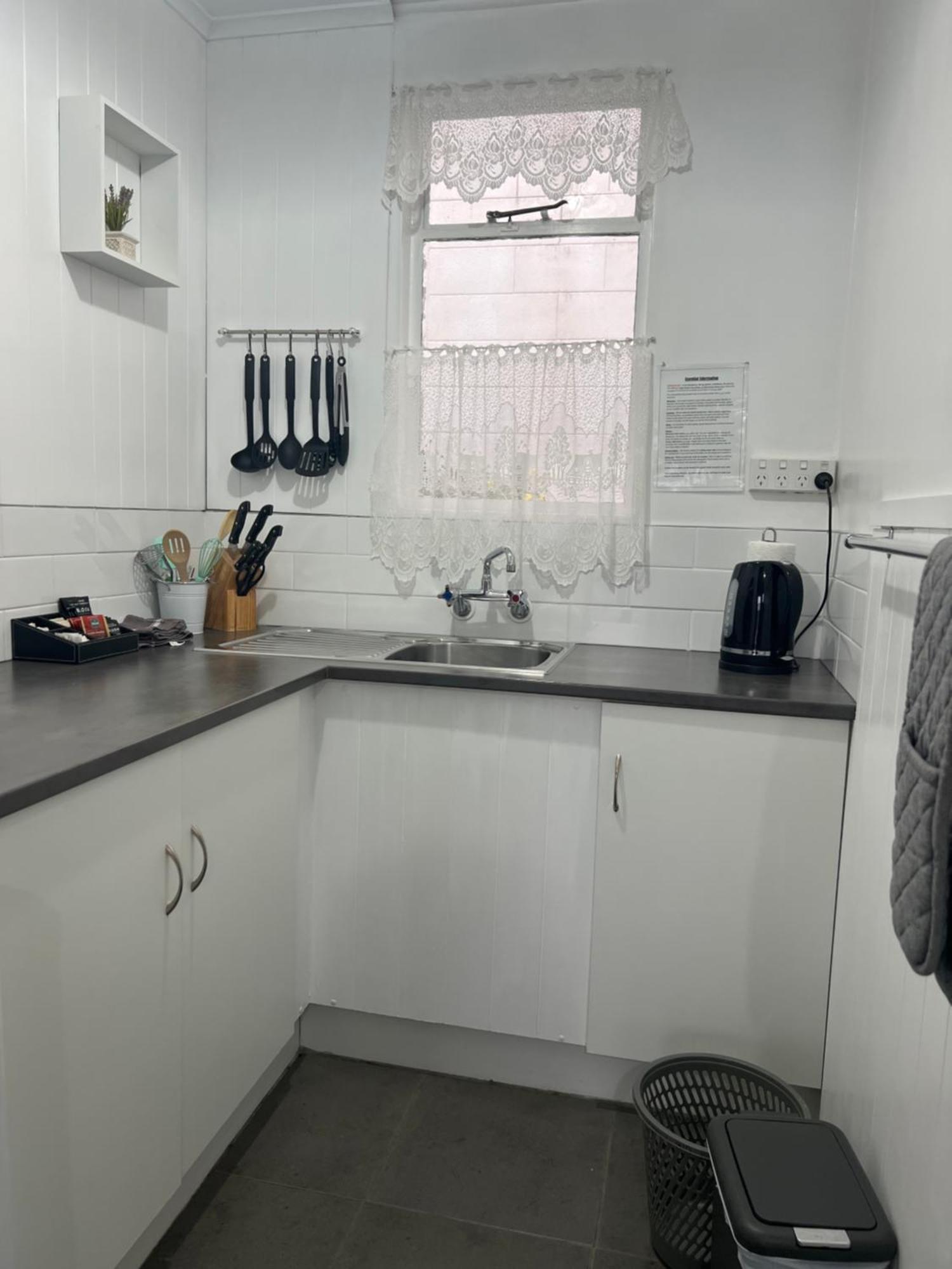 High Street Living Motel Пиктън Екстериор снимка