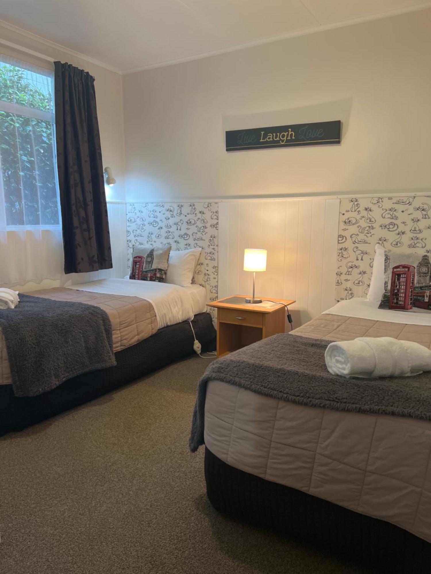 High Street Living Motel Пиктън Екстериор снимка