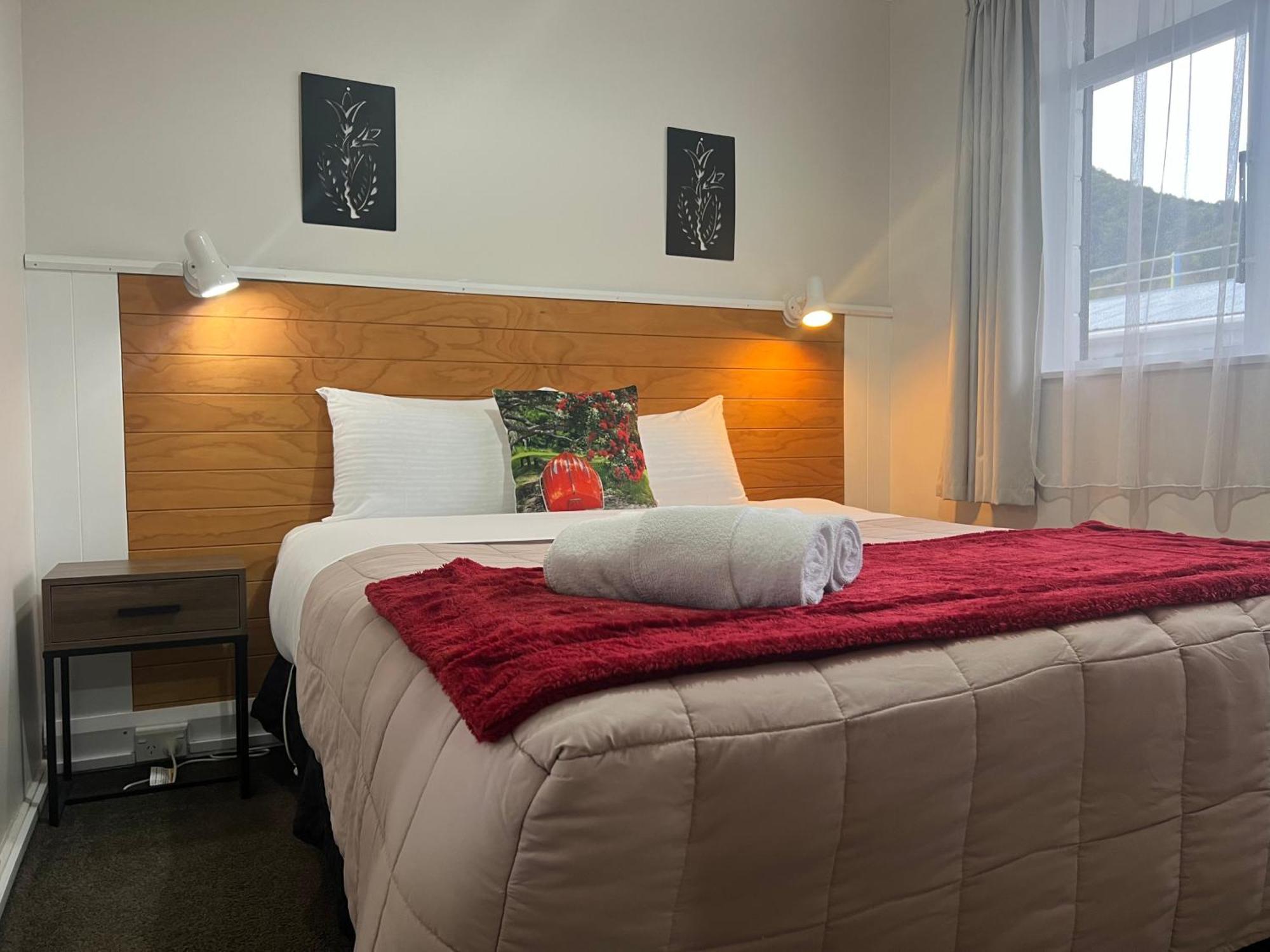 High Street Living Motel Пиктън Екстериор снимка