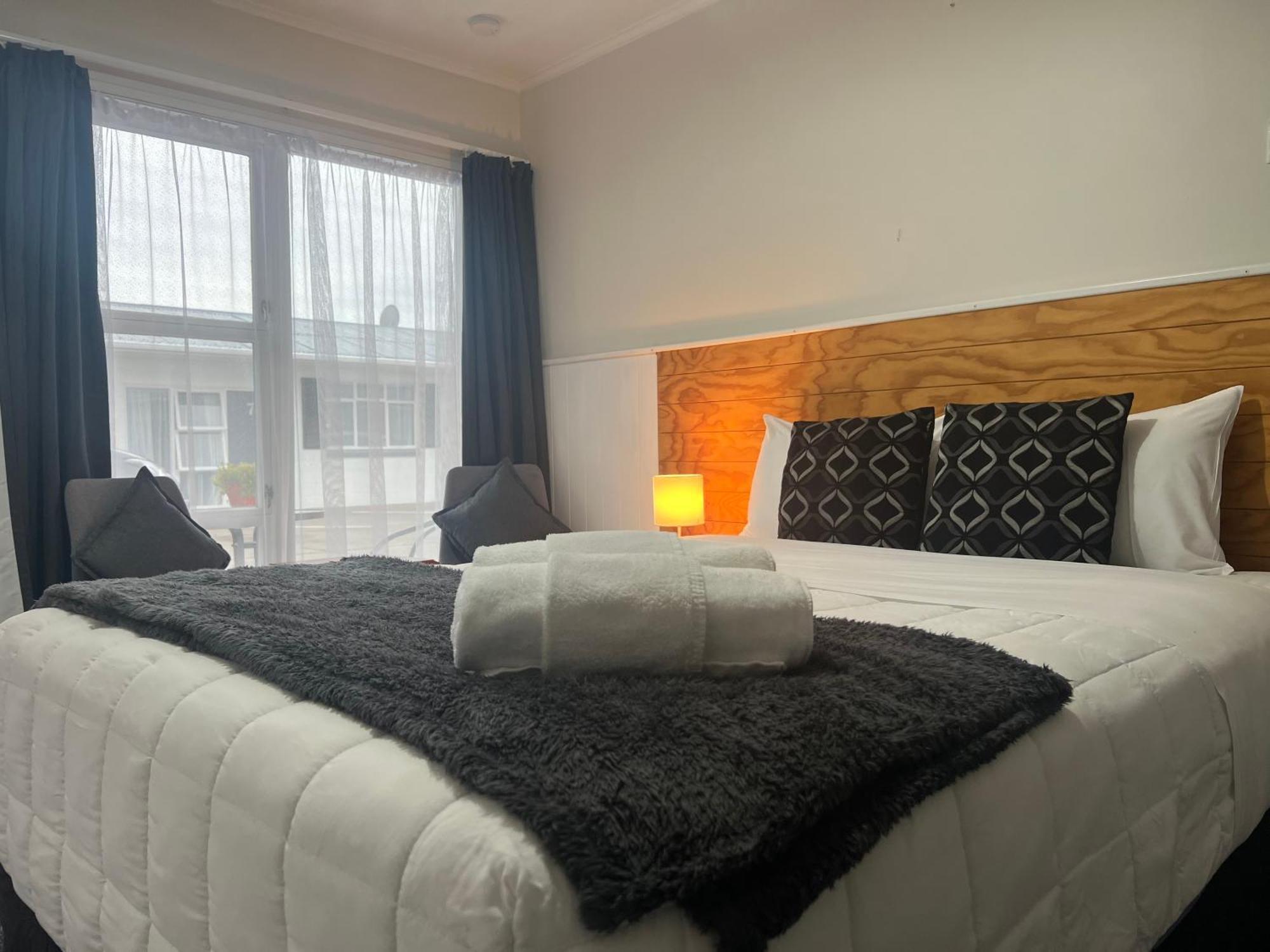 High Street Living Motel Пиктън Екстериор снимка