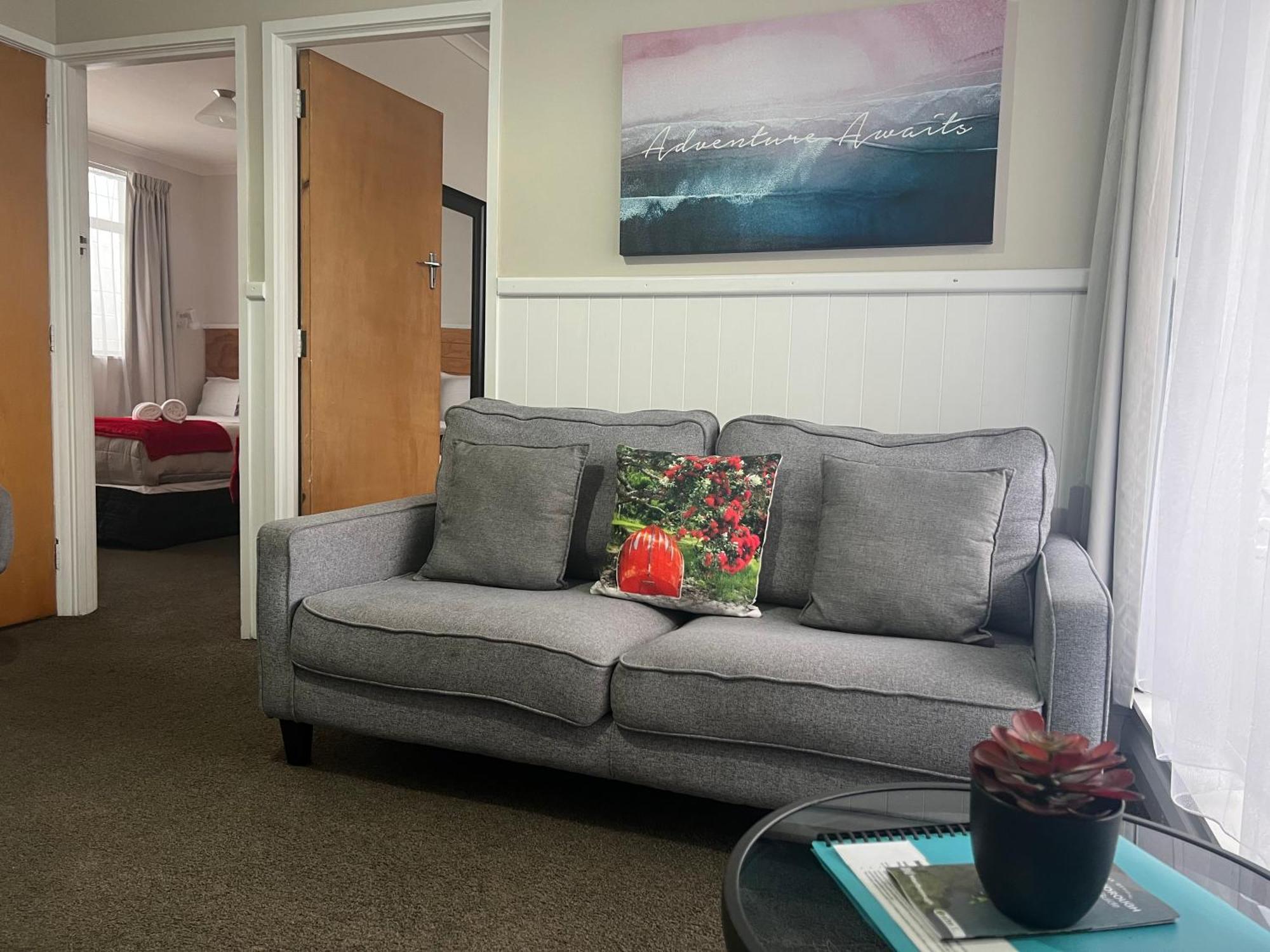 High Street Living Motel Пиктън Екстериор снимка