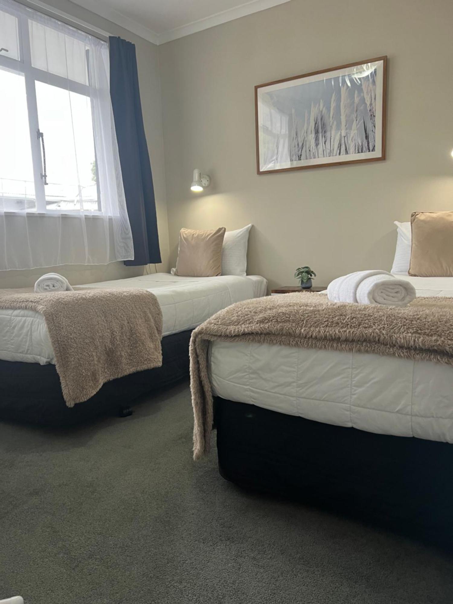 High Street Living Motel Пиктън Екстериор снимка