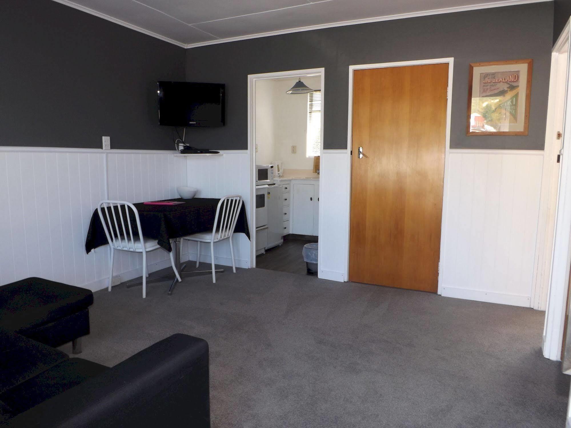 High Street Living Motel Пиктън Екстериор снимка