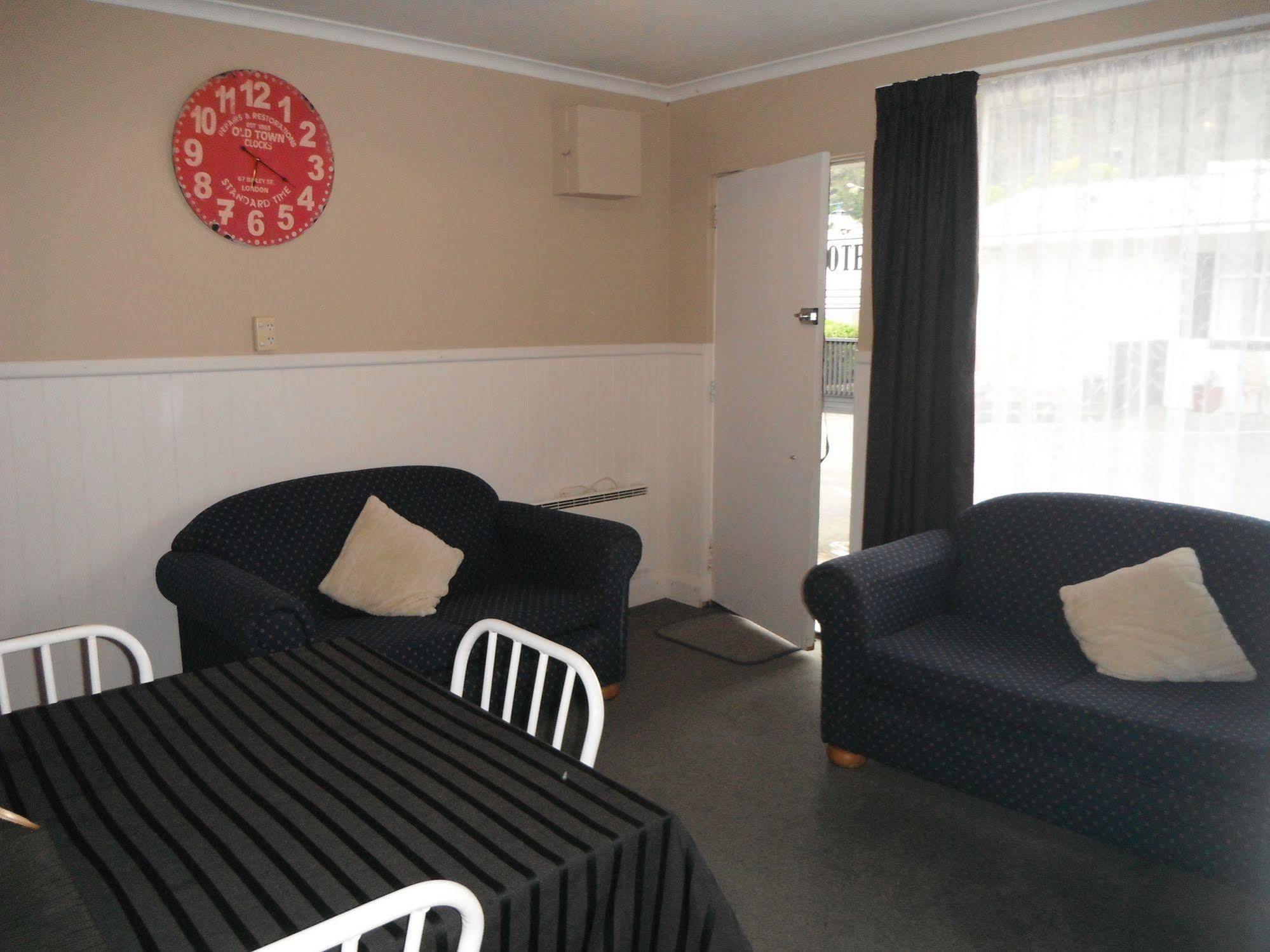 High Street Living Motel Пиктън Екстериор снимка