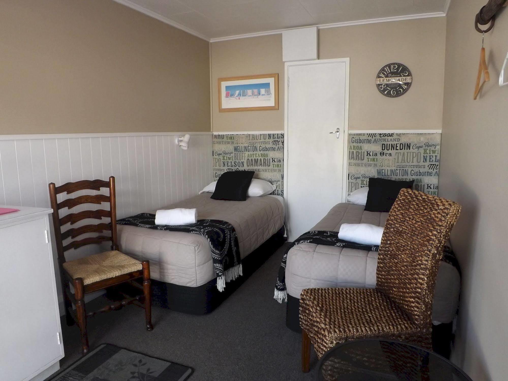 High Street Living Motel Пиктън Екстериор снимка