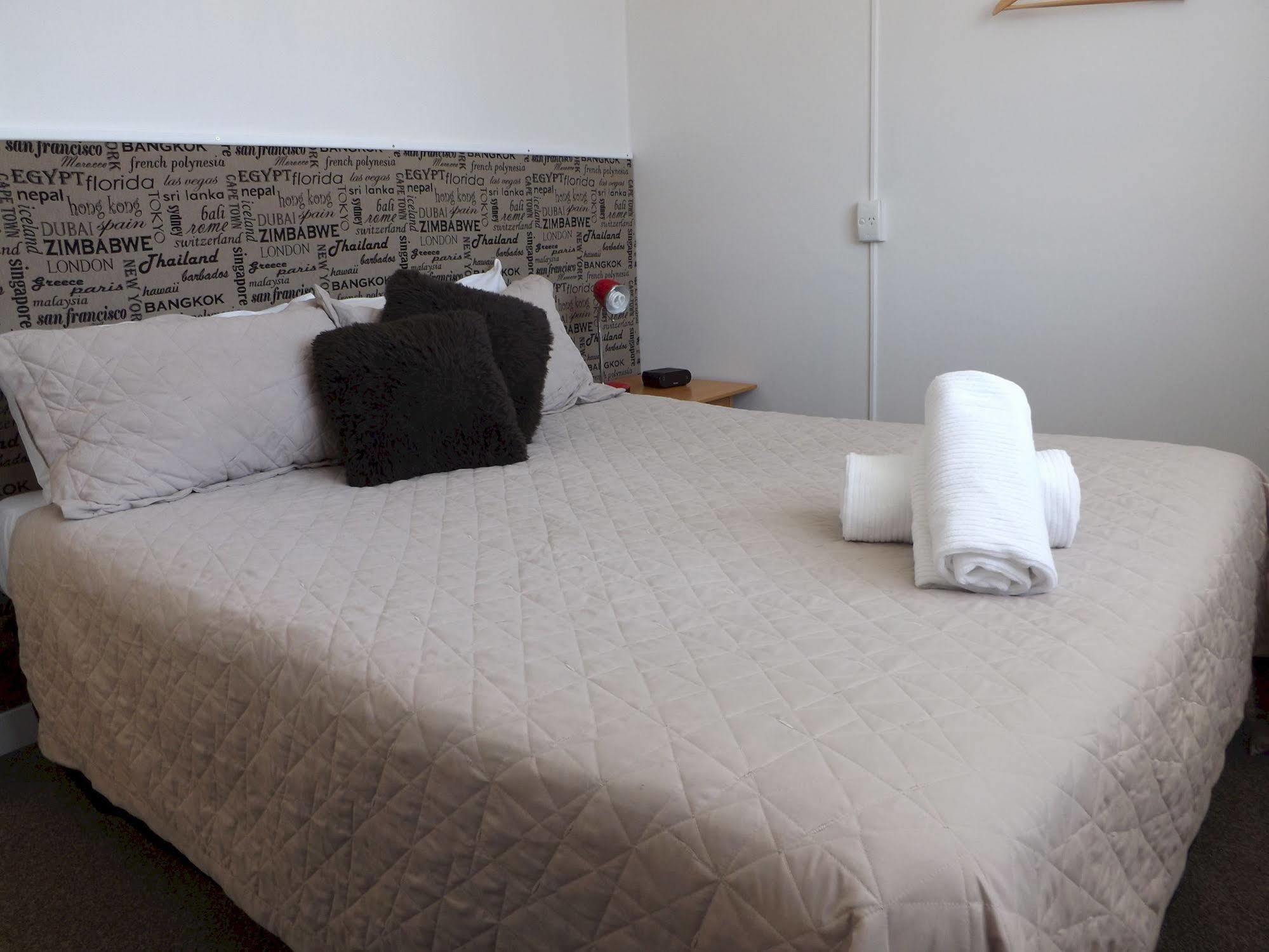High Street Living Motel Пиктън Екстериор снимка