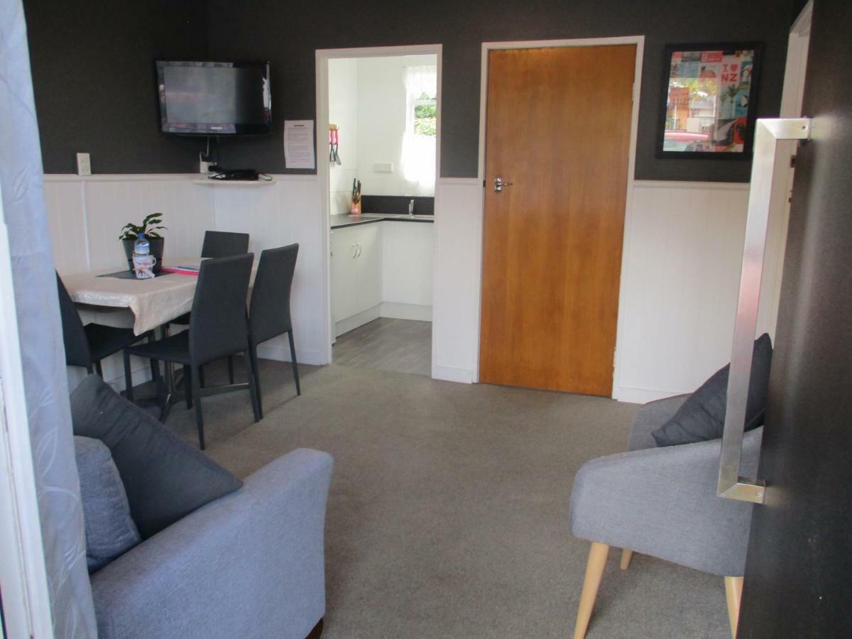 High Street Living Motel Пиктън Екстериор снимка